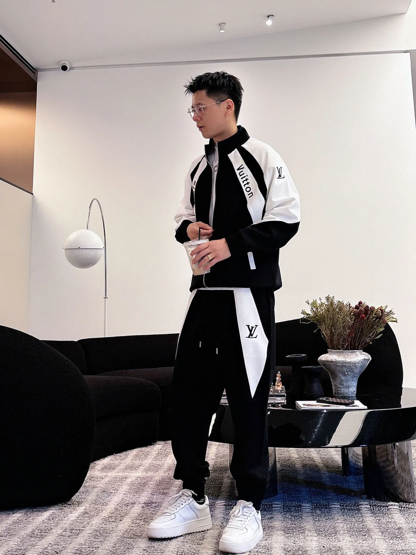 [LV Louis Vuitton] Hot-selling suit is coming. Focus on the original version of the official website. 2025 new hot-selling cardigan and sweatshirt suit. The original order is the best 🇭🇰. It is the meticulous work of top designers. It has a fitting and perfect upper body effect. All-natural high-quality Tencel Roman cotton 100%, close-fitting comfort, noble and elegant! Original hardware embodies elegance and nobility! Counter size: M-3XL (maximum wear up to 190 pounds)